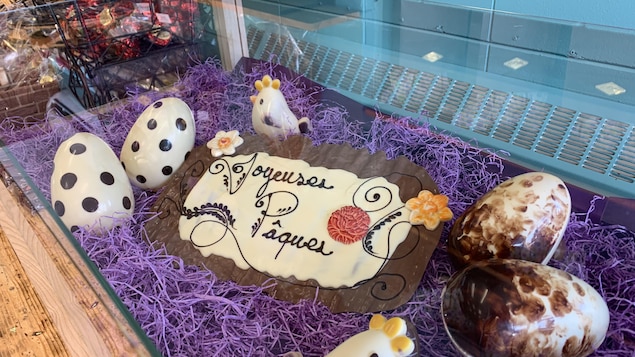 Il est écrit Joyeuses Pâques sur un chocolat.