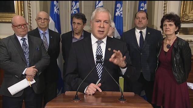 Des regroupements de personnes âgées et des députés de l'opposition, dont le caquiste François Paradis, demandent au gouvernement Couillard de faire marche arrière à propos du crédit d'impôt pour l'âge. Des regroupements de personnes âgées et des députés de l'opposition, dont le caquiste François Paradis, demandent au gouvernement Couillard de faire marche arrière à propos du crédit d'impôt pour l'âge.
