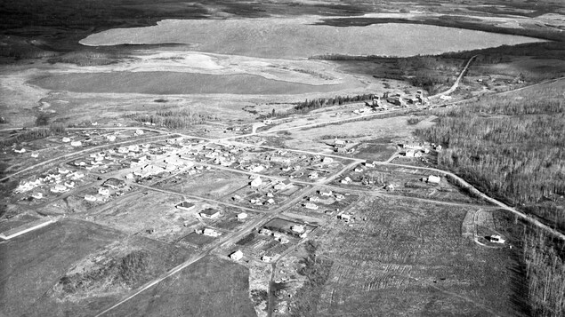 Une photo noire et blanche d'une vue aérienne de la région de Paradise Hill prise dans les années cinquante.
