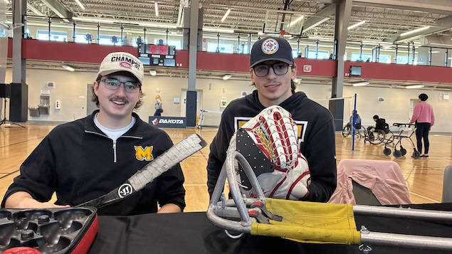 Rainy Delaurier et Téo Roy sont deux athlètes passionés de parahockey. Ils encouragent d'autres personnes à s'impliquer dans le sport adapté.