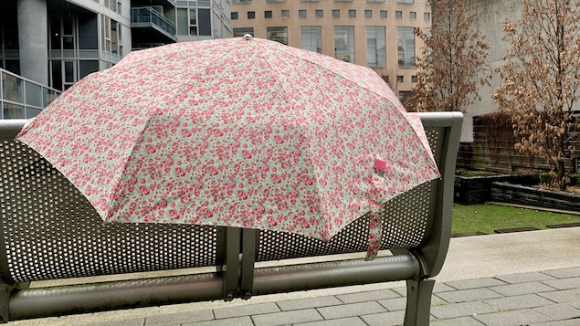 Un parapluie sur un banc.