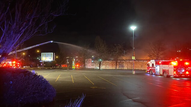Un magasin et des véhicules détruits dans un incendie au parc Hastings à Vancouver