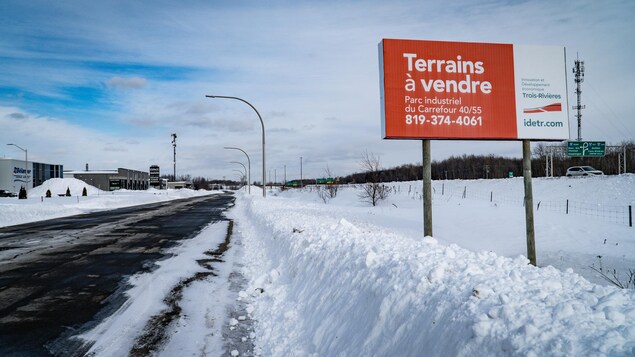 Une affiche de terrains à vendre au parc industriel sur le bord de l'autoroute 55.
