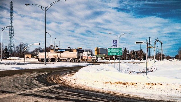 Une pancarte indiquant Bécancour, Trois-Rivières et Gentilly en hiver devant le bâtiment de la société du parc industriel et portuaire de Bécancour.