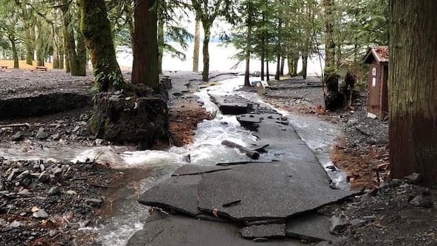 Cinq parcs provinciaux fermés à cause des inondations en C.-B.