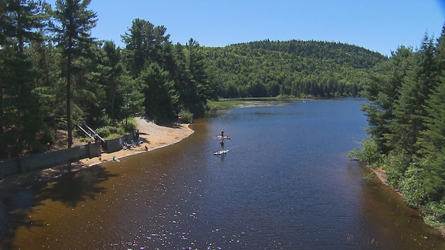 Des gens en planche à pagaie dans le parc national de la Mauricie.