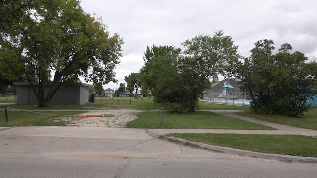 Le parc provencher, avec une piscine à droite.