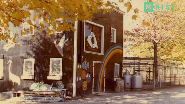 Un bâtiment de ferme.