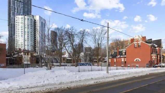 Une élue lutte pour faire acheter un terrain vacant dans un quartier paupérisé de Toronto