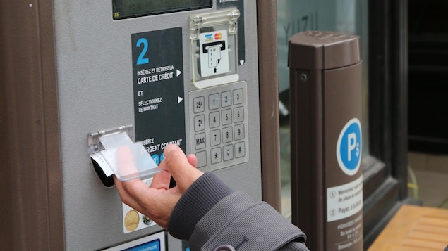 Québec : les bornes de stationnement achetées en 2012 déjà désuètes