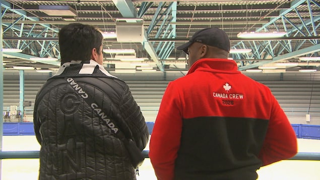 Sonia Lampron et Richard-Pierre Gilles sont de dos devant la glace d'un aréna. 