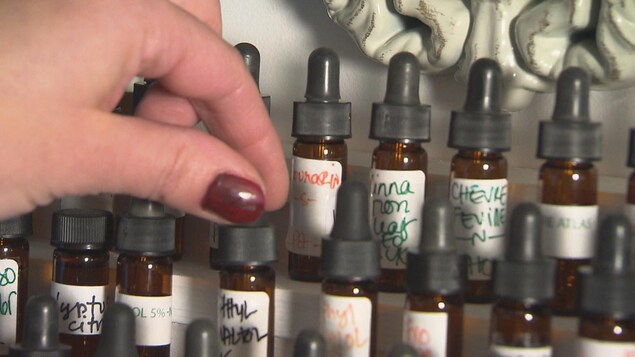Des bouteilles contenant chacune un concentré d'odeur servant à la confection des parfums.