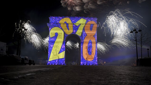 Un spectacle pyrotechnique et des projections ont illuminé le ciel de Paris sur les coups de minuit. Un spectacle pyrotechnique et des projections ont illuminé le ciel de Paris sur les coups de minuit.