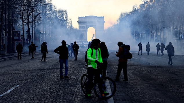 Des militants anti-mesures sanitaires affluent sur les Champs-Élysées à Paris