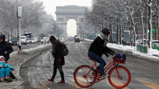 Un homme sur sa bicyclette sur les Champs-Élysées. Un homme sur sa bicyclette sur les Champs-Élysées.
