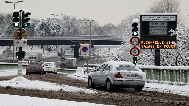Automobilistes conduisant dans la neige. Automobilistes conduisant dans la neige.