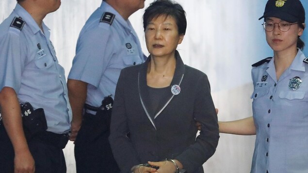 L’ex-présidente Park Geun-hye à son arrivée menottée au tribunal à Séoul le 7 août 2017