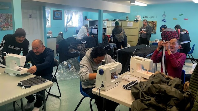 Des hommes de Beaufort-Delta apprennent à coudre eux-mêmes leurs parkas d’hiver