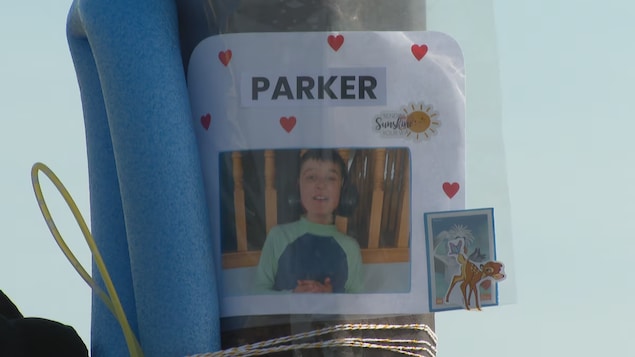 Une affiche en hommage au petit Parker Wells. 