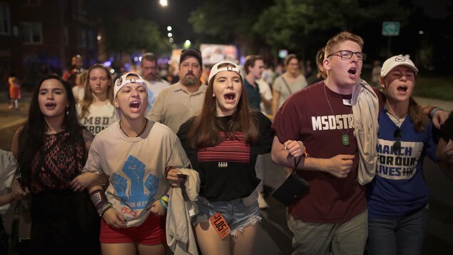 Les étudiants de Parkland manifestent dans les rues de Chicago contre les armes à feu.