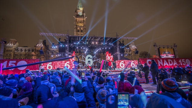 Des milliers de personnes étaient sur la colline du Parlement, le soir du 31 décembre 2016.