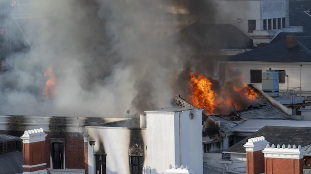 Le Parlement sud-africain en partie détruit par un incendie, un suspect arrêté