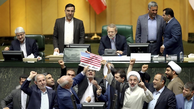 Des députés iraniens ultraconservateurs ont brûlé un drapeau américain en papier en pleine séance du parlement.