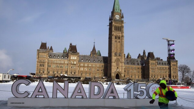 Un ouvrier répand du sel à déglacer devant le parlement du Canada à Ottawa. Un ouvrier répand du sel à déglacer devant le parlement du Canada à Ottawa.