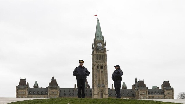 Des agents de la GRC devant le parlement à Ottawa. (Archives)