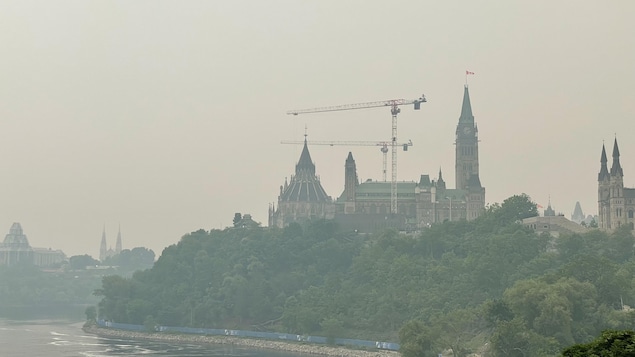 Le parlement d'Ottawa sous le smog.