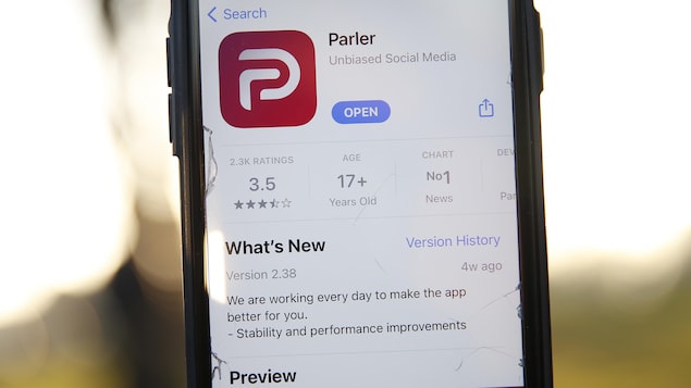 Un téléphone affichant l'application Parler.