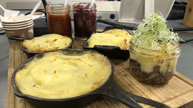 Un hachis parmentier dans une poêle sur un comptoir.
