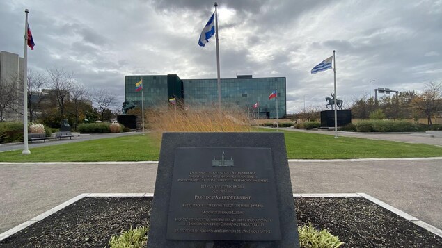Niché entre le boulevard Jean-Lesage, l'autoroute Dufferin-Montmorency, la rivière Saint-Charles et le Palais de Justice, le parc de l'Amérique latine de Québec, capitale de la province du même nom, a été créé en 1995.