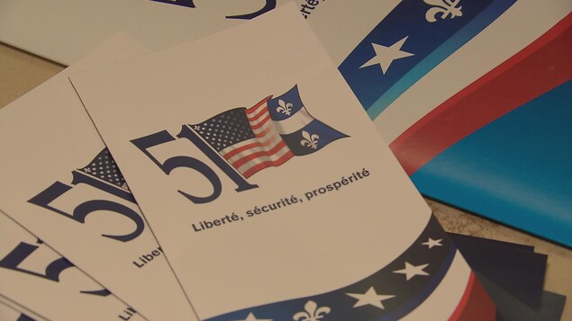 Dépliants du Parti 51, montrant un drapeau mi-américain, mi-québécois, déposés sur une table.