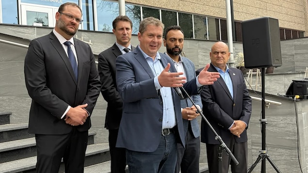 Des membres du Parti conservateur fédéral et du Parti saskatchewanais tiennent une conférence de presse à Regina.