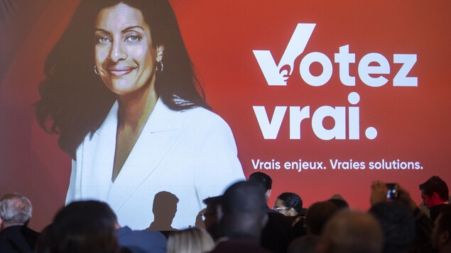 Des membres des jeunes libéraux du Québec devant un écran avec le nouveau slogan.