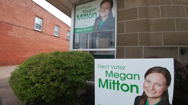 Le local électoral du Parti vert vu de l'extérieur. Des affiches de la candidate sont posées près d'un buisson aux couleurs du parti politique. Le local électoral du Parti vert vu de l'extérieur. Des affiches de la candidate sont posées près d'un buisson aux couleurs du parti politique.