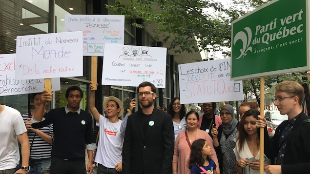 Des gens debout avec des pancartes Des gens debout avec des pancartes