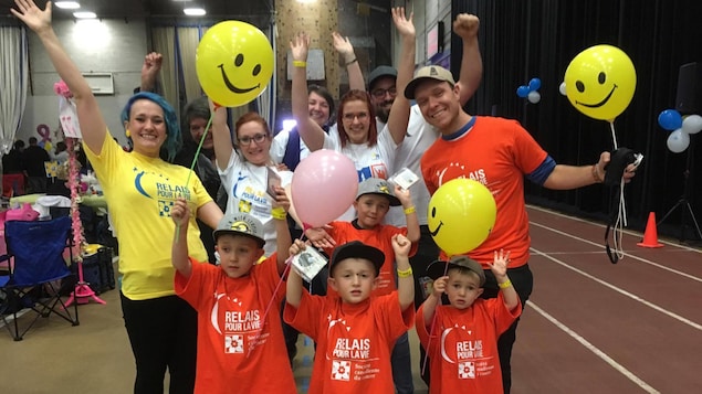 Des participants à un événement avec des ballons. Des participants à un événement avec des ballons.