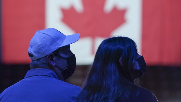 Des partisans conservateurs suivent la soirée électorale au quartier général du chef conservateur Erin O'Toole.