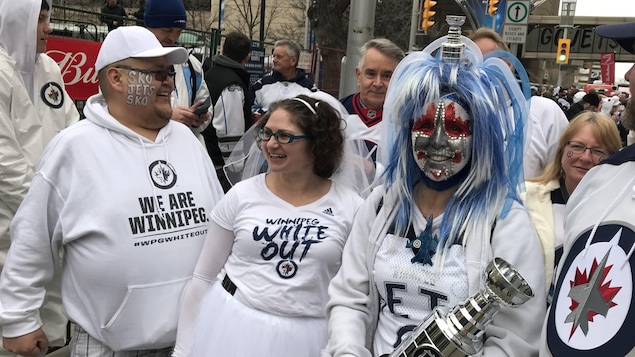 Des partisans des Jets ont fait preuve de créativité lors d'un rassemblement du Whiteout. Des partisans des Jets ont fait preuve de créativité lors d'un rassemblement du Whiteout.
