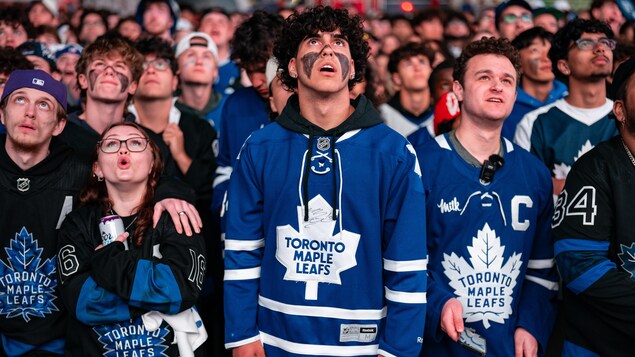Des partisans réunis à l'extérieur de l'aréna Banque Scotia suivent le match au cours duquel les Maple Leafs ont été éliminés dimanche.