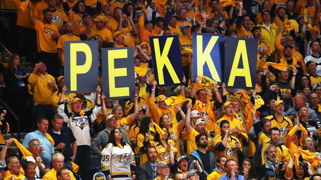 Des supporter des Predators encouragent le gardien de but Pekka Rinne en montrant des affiches qui forment le prénom du gardien lors du quatrième match de la finale de la Coupe Stanley en 2017. Des supporter des Predators encouragent le gardien de but Pekka Rinne en montrant des affiches qui forment le prénom du gardien lors du quatrième match de la finale de la Coupe Stanley en 2017.