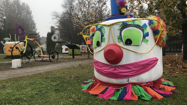 Une guimauve géante dans un parc.