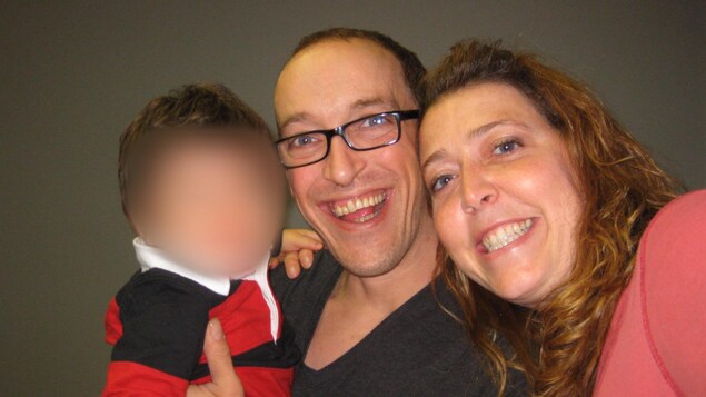 Pascal Allard, Eveline Gill et le bébé adoptif, visage masqué.