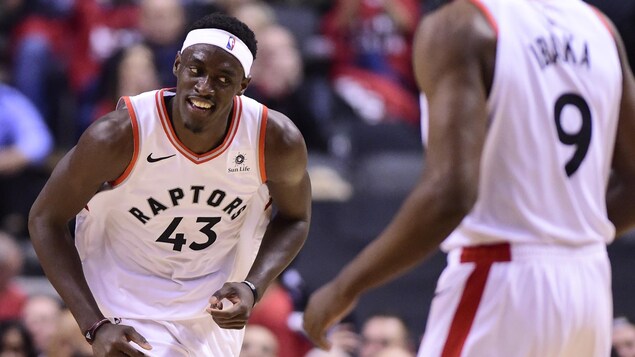 Un joueur de basketball sourit pendant un match.
