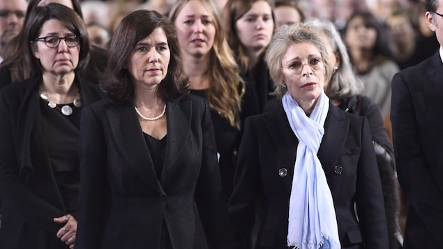 Pascale Landry et Chantal Renaud, debout, durant la cérémonie. Pascale Landry et Chantal Renaud, debout, durant la cérémonie.