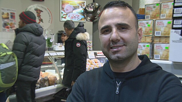 Pat Nicastro, copropriétaire de La Bottega, dans son épicerie italienne du marché By à Ottawa. Pat Nicastro, copropriétaire de La Bottega, dans son épicerie italienne du marché By à Ottawa.