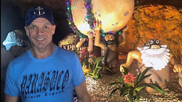 Le député albertain Pat Rehn est debout en t-shirt dans une grotte.