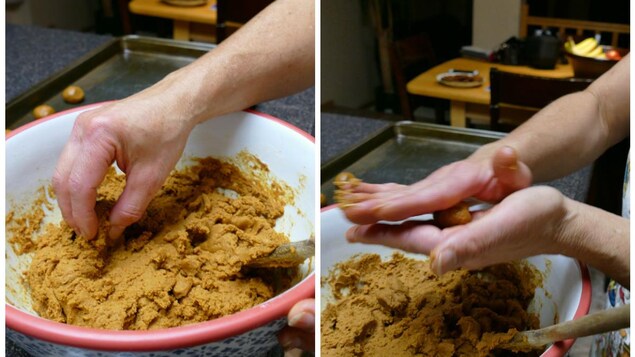 Deux mains roulent de petites boules de pâte pour les biscuits à la mélasse Deux mains roulent de petites boules de pâte pour les biscuits à la mélasse
